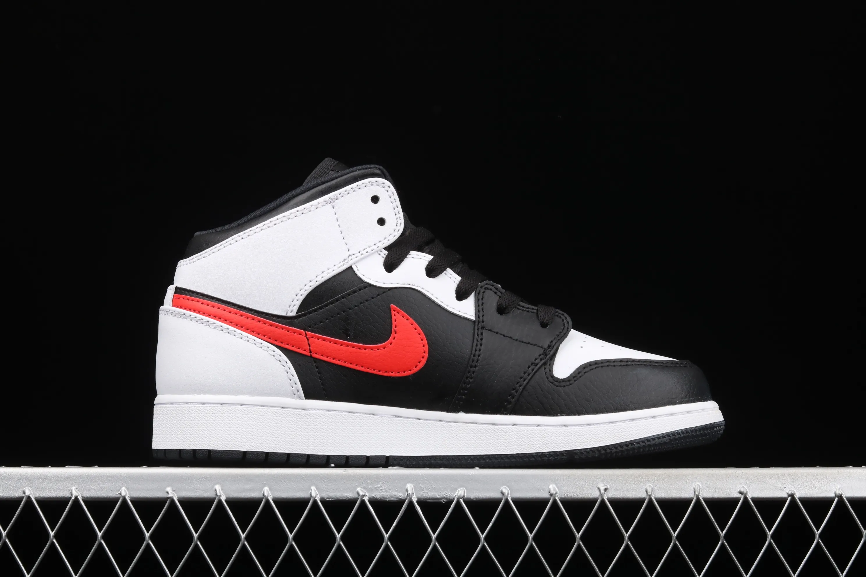 All categories Air Jordan Jordan series basketball shoes Air Jordan 1 Mid G version pure original Air Jordan 1 Mid AJ1 Joe 1 black and white red hook Zhongbang basketball shoes 554725-075